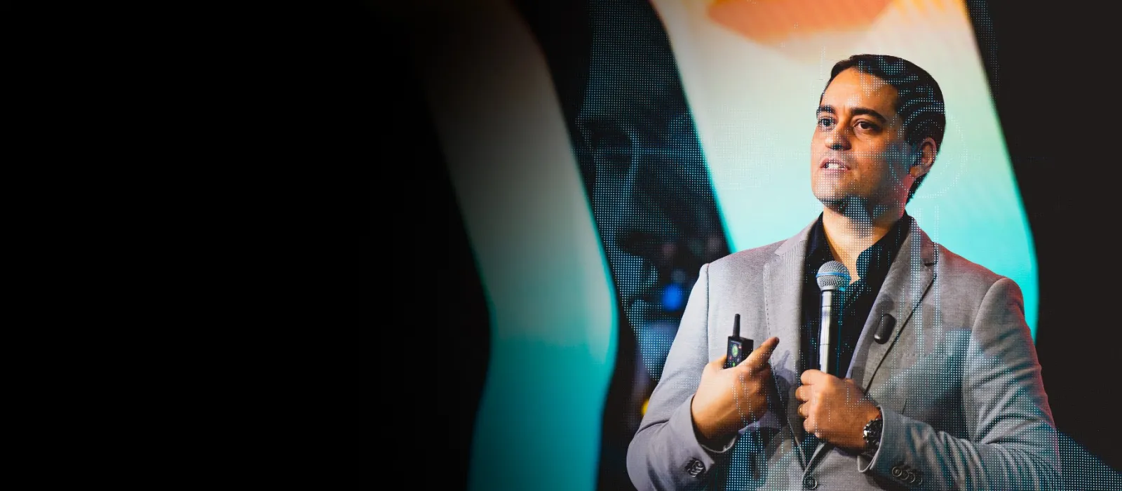 Foto do Magno Maciel palestrando