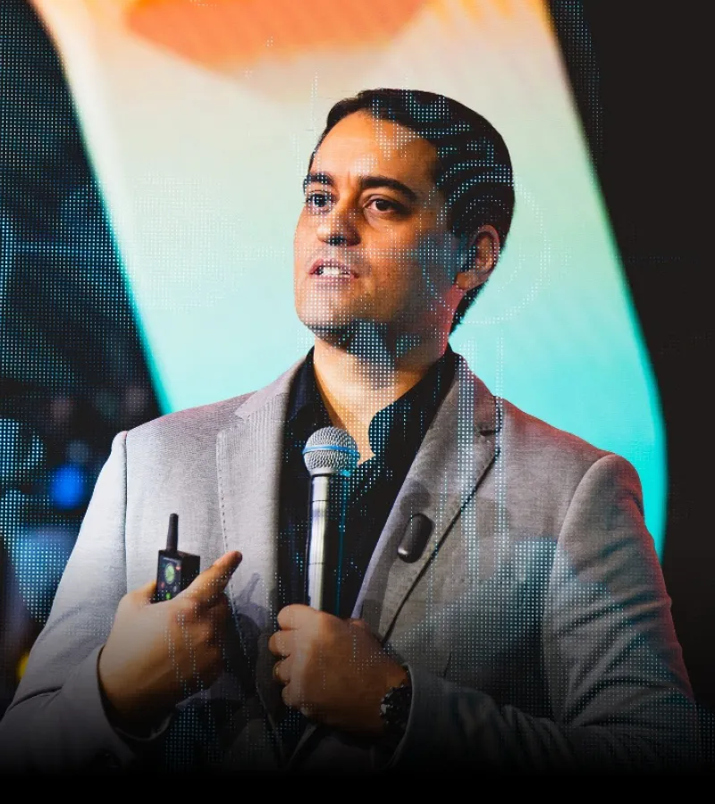 Foto do Magno Maciel palestrando