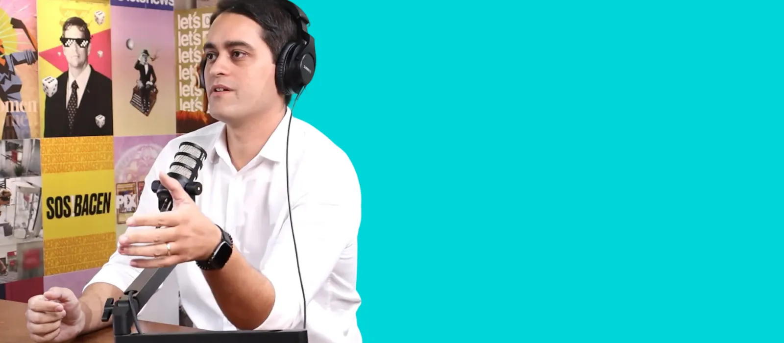 Foto do Magno Maciel em um podcast