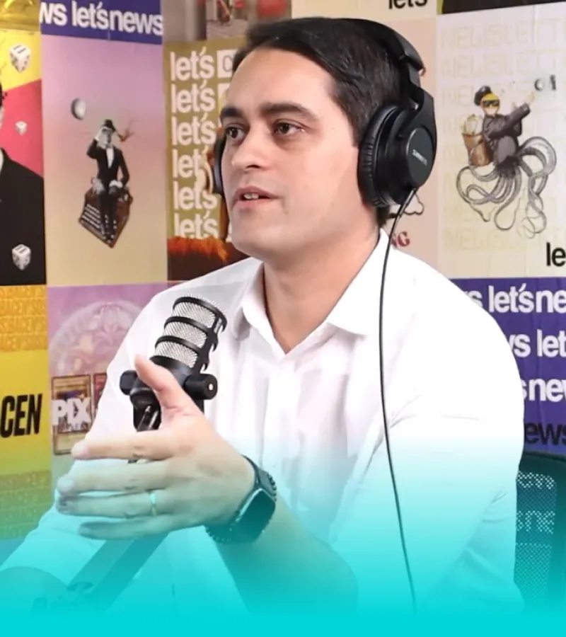 Foto do Magno Maciel em um podcast